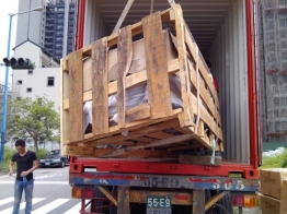 518媒合案件-2噸重原木桌:2噸重原木桌搬運中-荃心專業新竹搬家