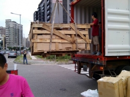518媒合案件-2噸重原木桌:2噸重原木桌搬運中-荃心專業新竹竹北搬家